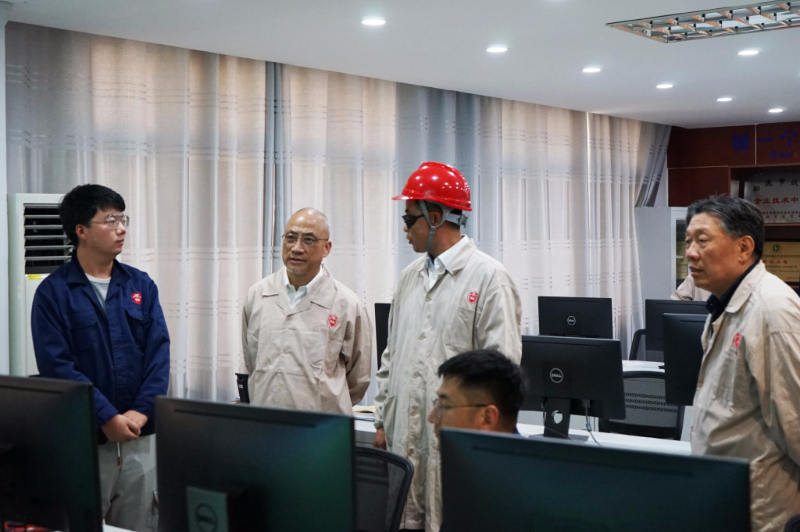 上海醫(yī)藥執(zhí)行董事、總裁左敏一行調(diào)研南通常佑藥業(yè)